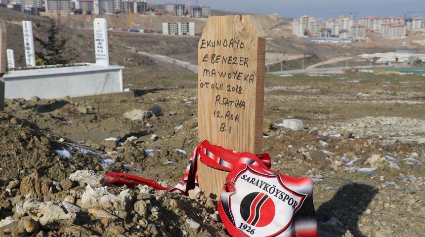 Hristiyan futbolcunun mezarına 'Ruhuna Fatiha' yazılmış!
