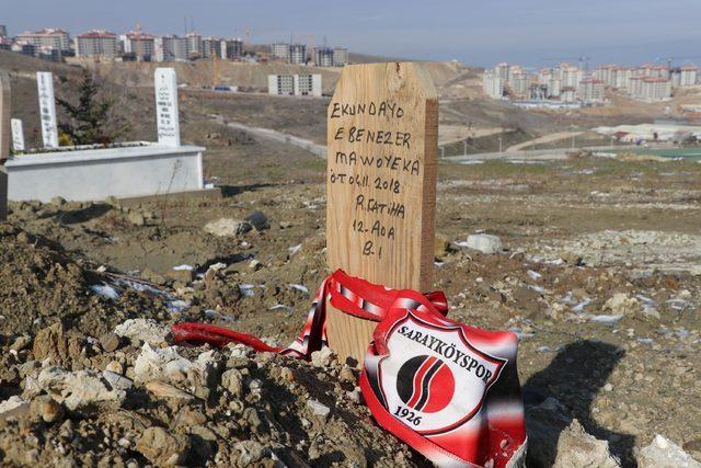 Hristiyan futbolcunun mezarına 'Ruhuna Fatiha' yazılı tahta dikilmiş