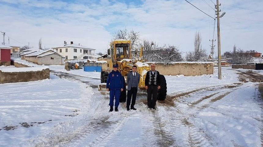 Kaymakam Girgin: "Kar buza d&ouml;n&uuml;şmeden temizlemeye &ccedil;alışıyoruz"
