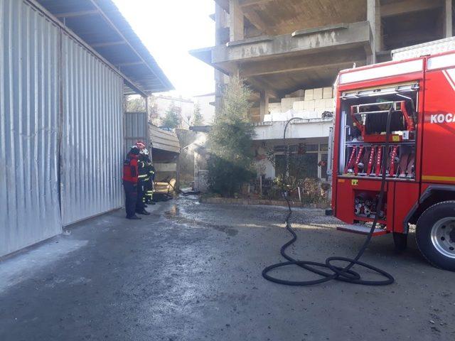 Mutfakta çıkan yangın iş yerini küle çeviriyordu