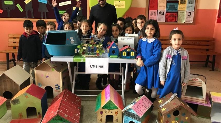&Ouml;ğrenciler atık malzemelerden kedi ve kuş evi yaptı