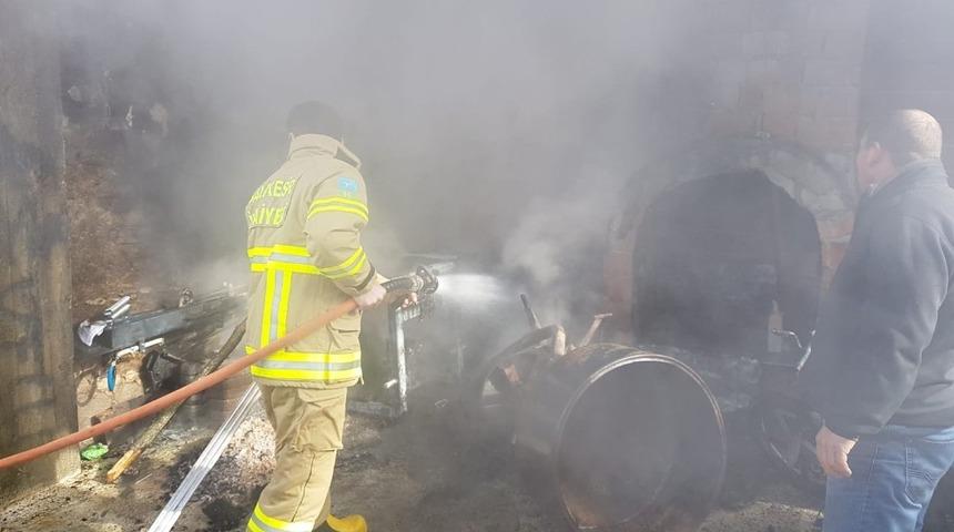 Yangında motosiklet ve g&uuml;bre makinası yandı