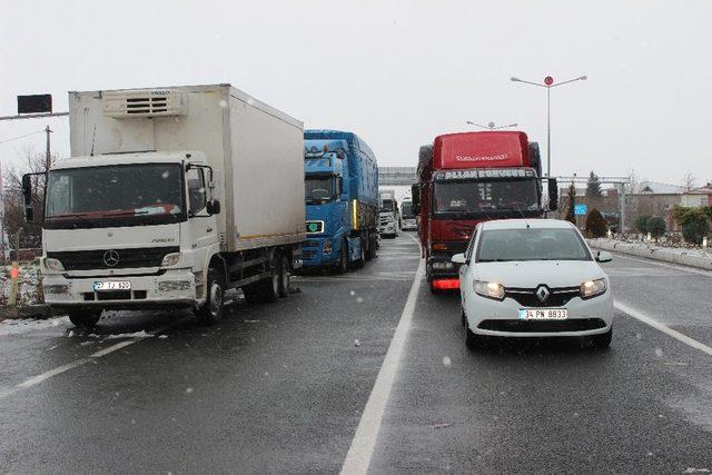 Elazığ’da ulaşıma kapanan Bingöl ve Diyarbakır yolu açıldı