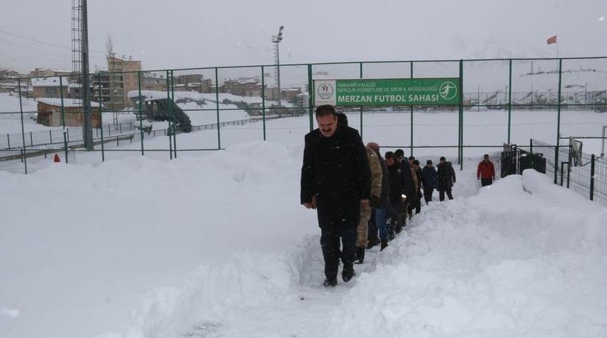 Vali Akbıyık, futbol sahasında incelemelerde bulundu