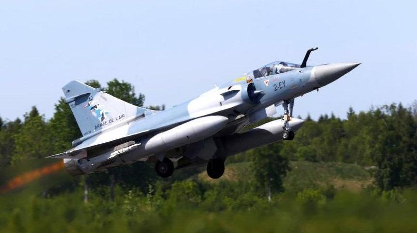 Fransa'da savaş uçağı radarda kayboldu