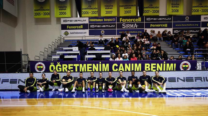 Fenerbahçe Ceren Damar Şenel için pankart açtı