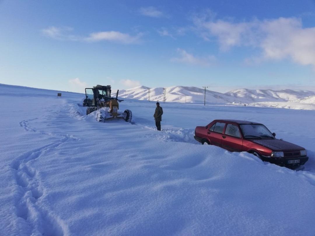 G&uuml;m&uuml;şhane&rsquo;de kapanan k&ouml;y yollarının y&uuml;zde 73&rsquo;&uuml; 12 saatte a&ccedil;ıldı