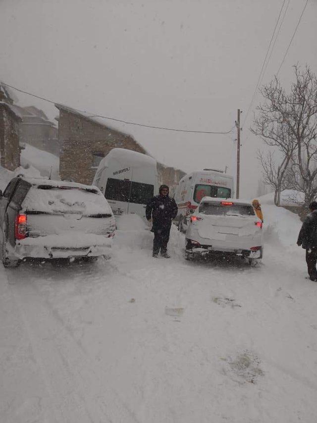 Bahçesaray’da tansiyon ve şeker hastası kadın 1 saatlik çalışma sonucu hastaneye ulaştırıldı