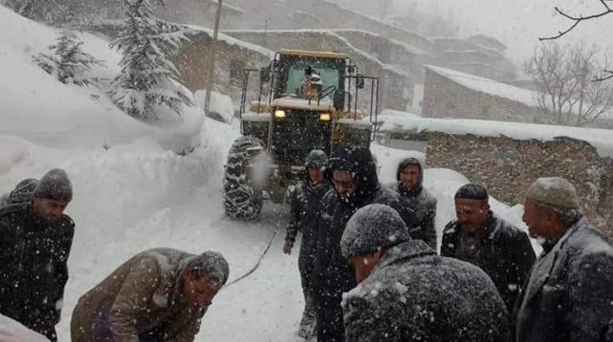 Bah&ccedil;esaray&rsquo;da tansiyon ve şeker hastası kadın 1 saatlik &ccedil;alışma sonucu hastaneye ulaştırıldı