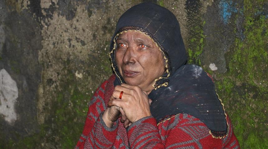 En acı bakış! Yaşlı kadın evini yanışını g&ouml;zyaşları i&ccedil;inde izledi!