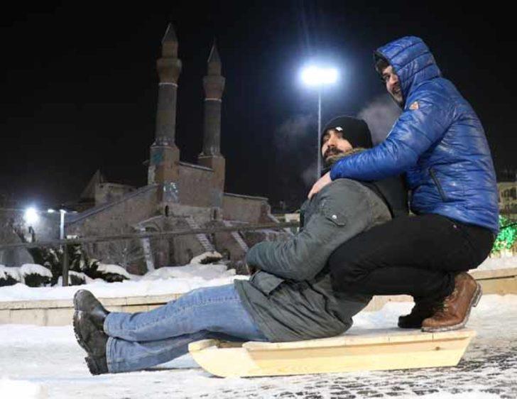 Sivas kutuplardan farksız! Suyu havaya attıklarında... G2