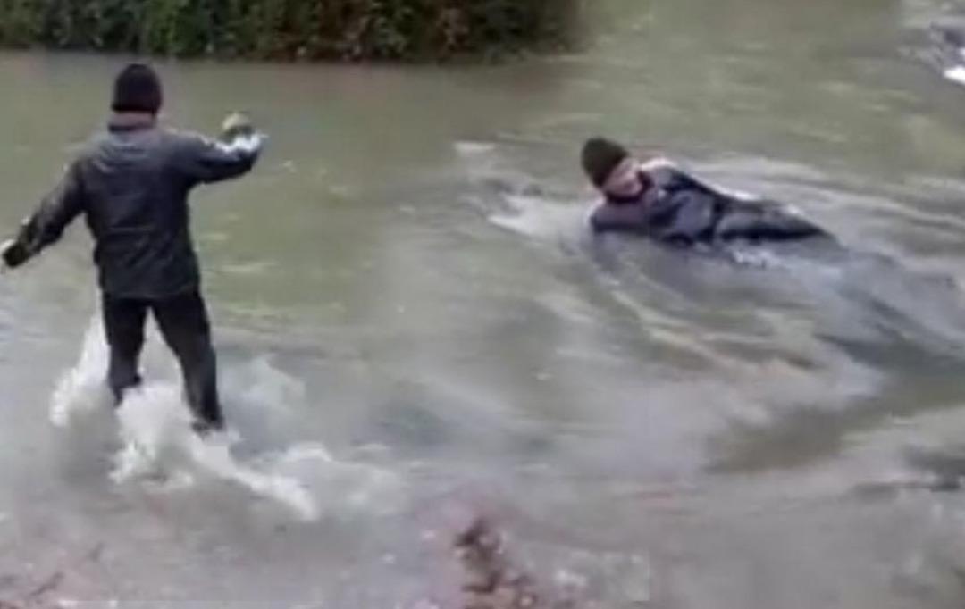 'Her hava şartına muhtarınız hazırdır' dedi, soğuk suya girdi