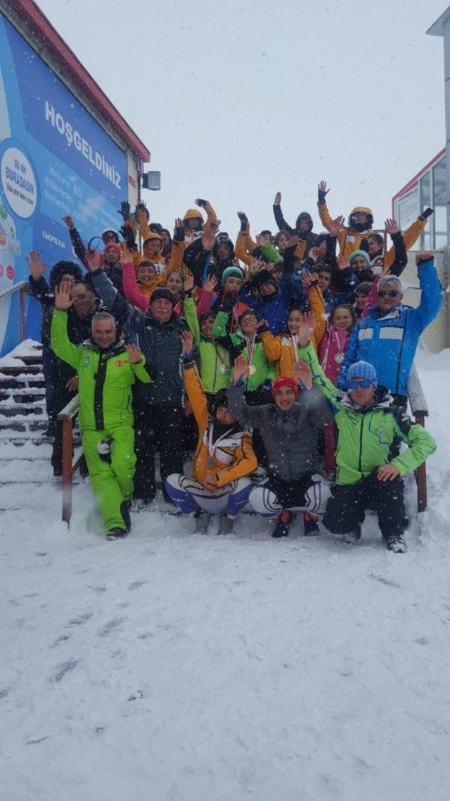 Hisarcık Spor Kul&uuml;b&uuml;nden 38 kayak&ccedil;ı b&ouml;lge takımına se&ccedil;ildi 2