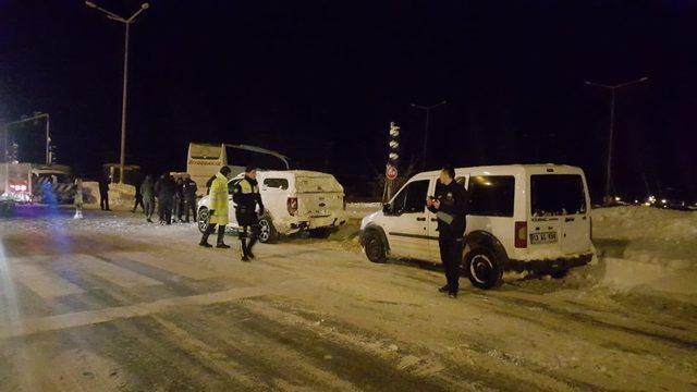 Tatvan’da yolcu otobüsü ile hafif ticari araç çarpıştı: 5 yaralı