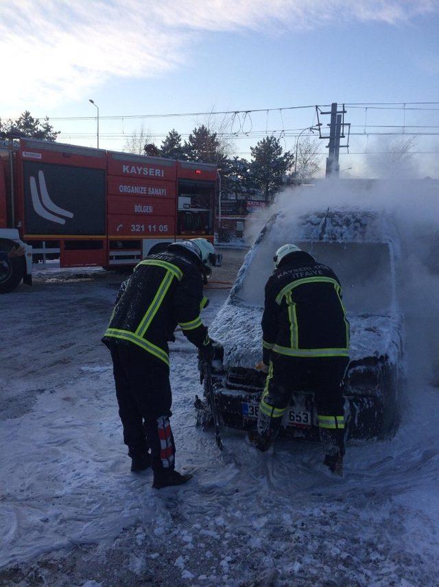 Yanan otomobili itfaiye söndürdü