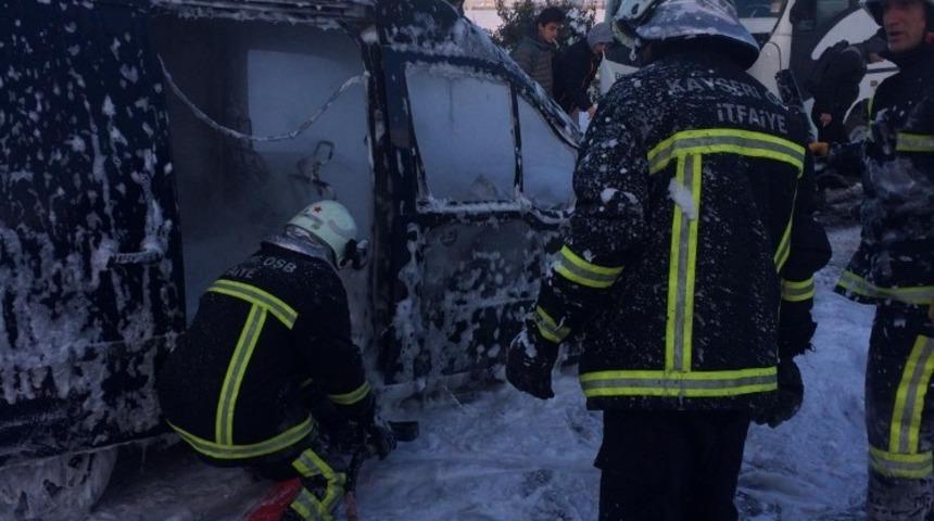 Yanan otomobili itfaiye s&ouml;nd&uuml;rd&uuml;