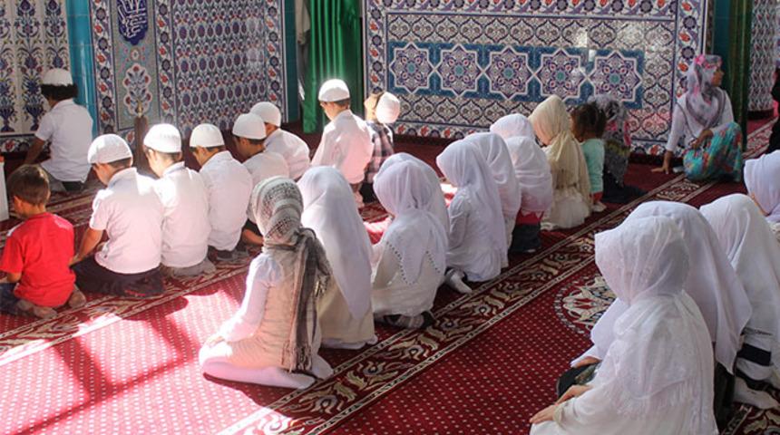 MEB izin verdi, öğrencilere yarıyıl ödevi: Tatilde beş vakit camiye!