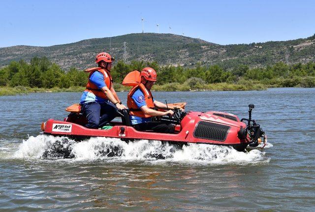 İzmir İtfaiyesi’nin aracı kar kış dinlemiyor