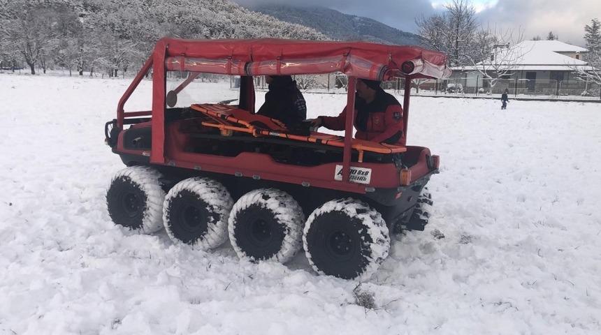 İzmir İtfaiyesi’nin aracı kar kış dinlemiyor