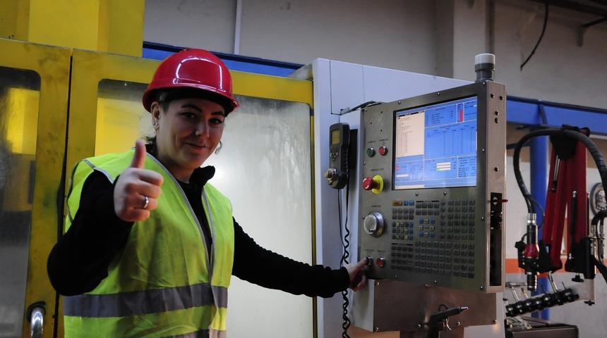 &Uuml;niversite &ouml;ğrencisi İzel, erkek işine el attı