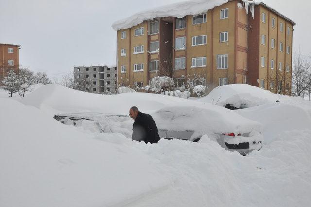 Bitlis'te park halindeki araçlar kara gömüldü