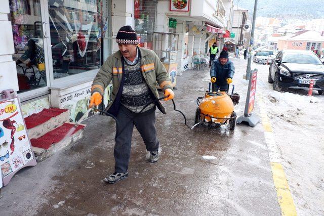 Belediyeden kar küreme ve solüsyon çalışması