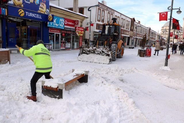 Belediyeden kar küreme ve solüsyon çalışması