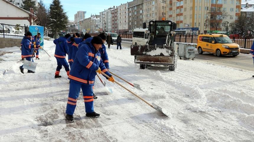 Belediyeden kar küreme ve solüsyon çalışması