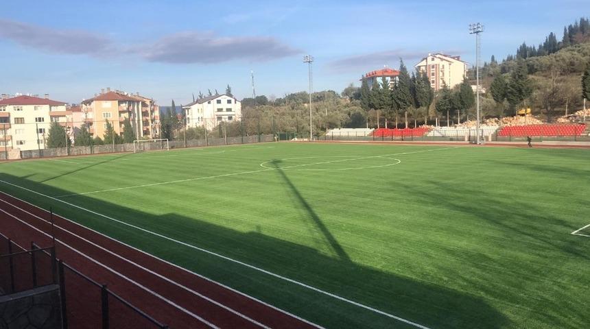 Karam&uuml;rsel Stadı yeni zeminine kavuştu