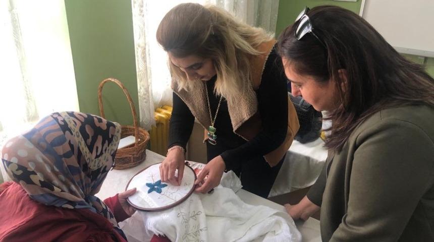 &Uuml;nl&uuml;, dikiş nakış kurslarını ziyaret etti