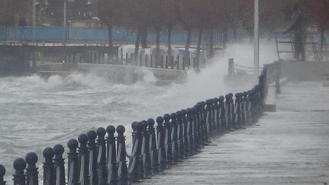 Silivri'de fırtına dev dalgalar oluşturdu