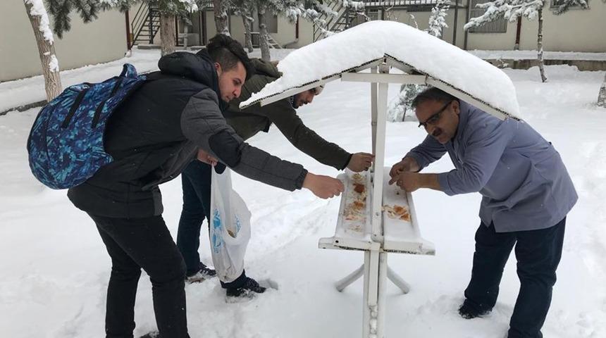 &Uuml;niversiteli &ouml;ğrenciler kuşlar i&ccedil;in doğaya yem bıraktı