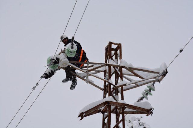 Elektrik arıza ekiplerinin karla mücadelesi