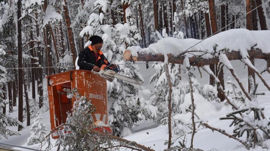Elektrik arıza ekiplerinin karla m&uuml;cadelesi