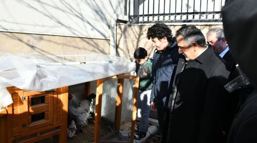 Vali Kaymak tavuklarından ayrılamayan &ouml;ğrenci ile buluştu