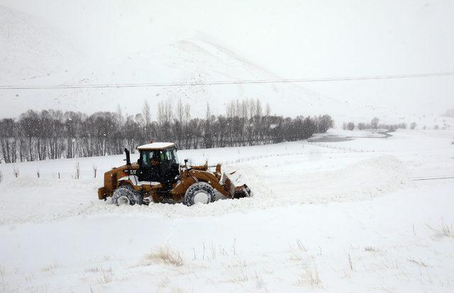 Van'da kardan kapanan yollar açılıyor