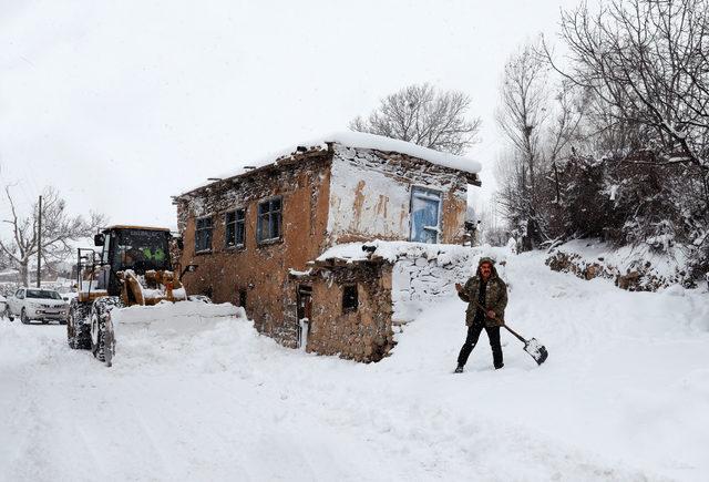 Van'da kardan kapanan yollar açılıyor