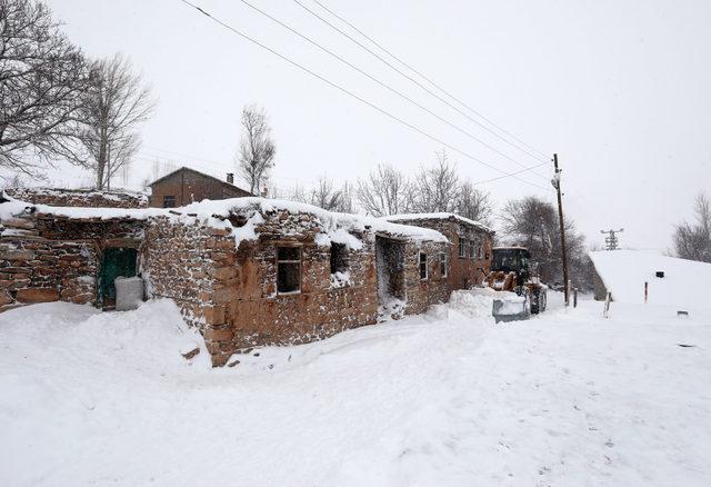 Van'da kardan kapanan yollar açılıyor