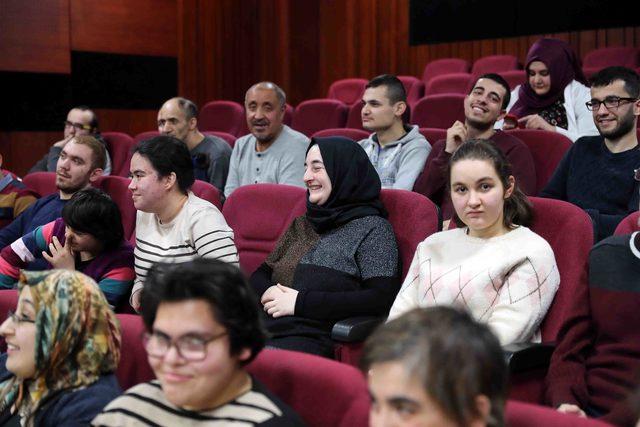 Görme engelli Stand-Up’çı güldürürken düşündürüyor