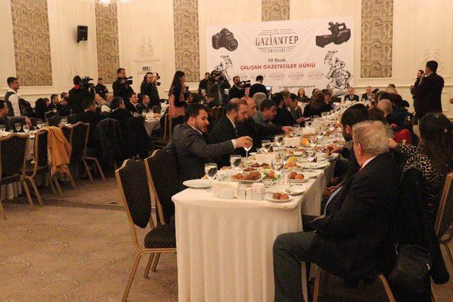 Vali Gül, gazeteciler gününde gazetecilerle bir araya geldi