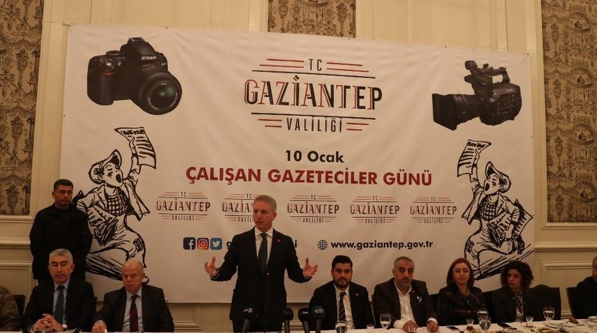 Vali Gül, gazeteciler gününde gazetecilerle bir araya geldi
