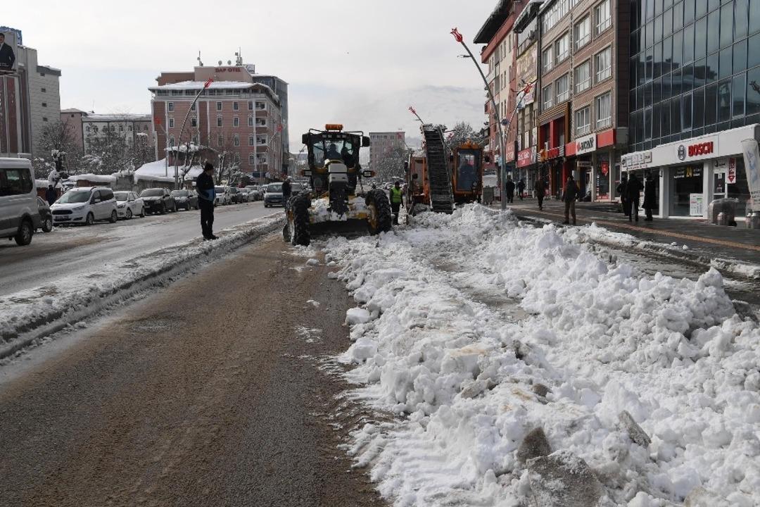 Muş Belediyesinden kar mesaisi