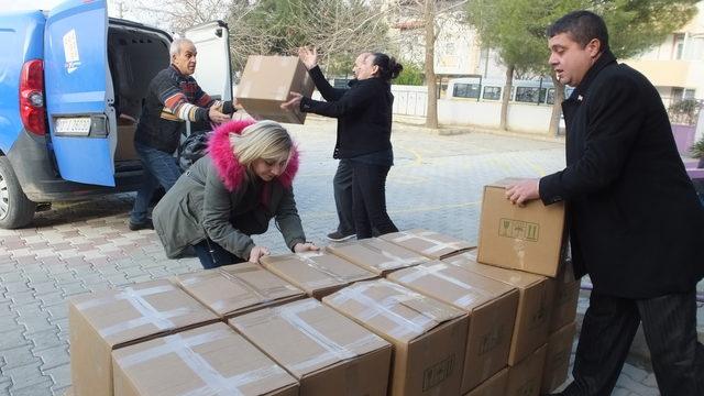 Burhaniye'den Derik'teki öğrencilere kırtasiye malzemeleri ve giysi