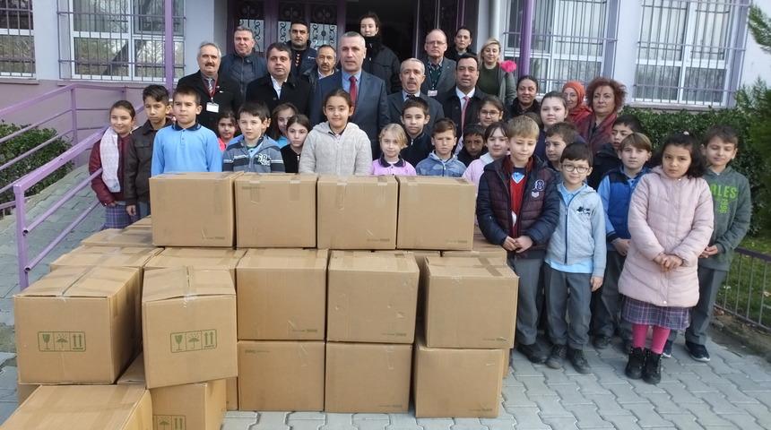 Burhaniye'den Derik'teki &ouml;ğrencilere kırtasiye malzemeleri ve giysi