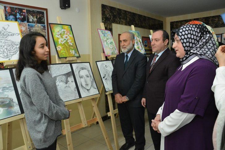Kız öğrencilerden muhteşem sergi G1