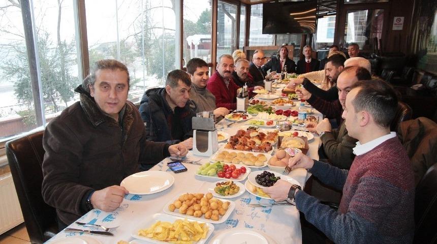 Gazeteciler kahvaltıda bir araya geldi