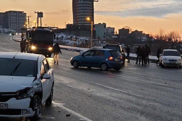 Mardin'de buzlanma nedeniyle 25 araç kaza yaptı