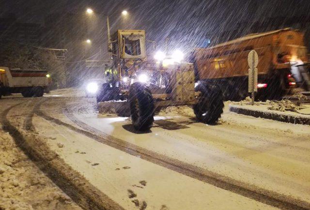 Mardin'de buzlanma nedeniyle 25 araç kaza yaptı