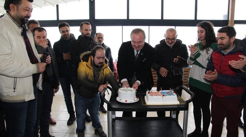 Gazetecilerden Şahiner&rsquo;e s&uuml;rpriz doğum g&uuml;n&uuml; kutlaması