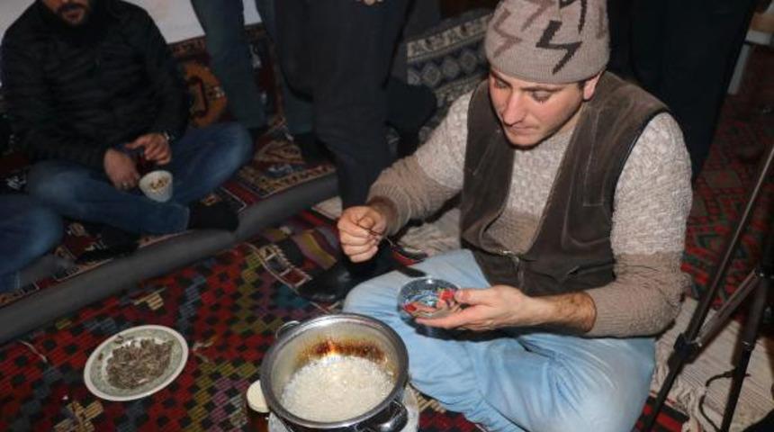 Karda tel helva yapıp yediler